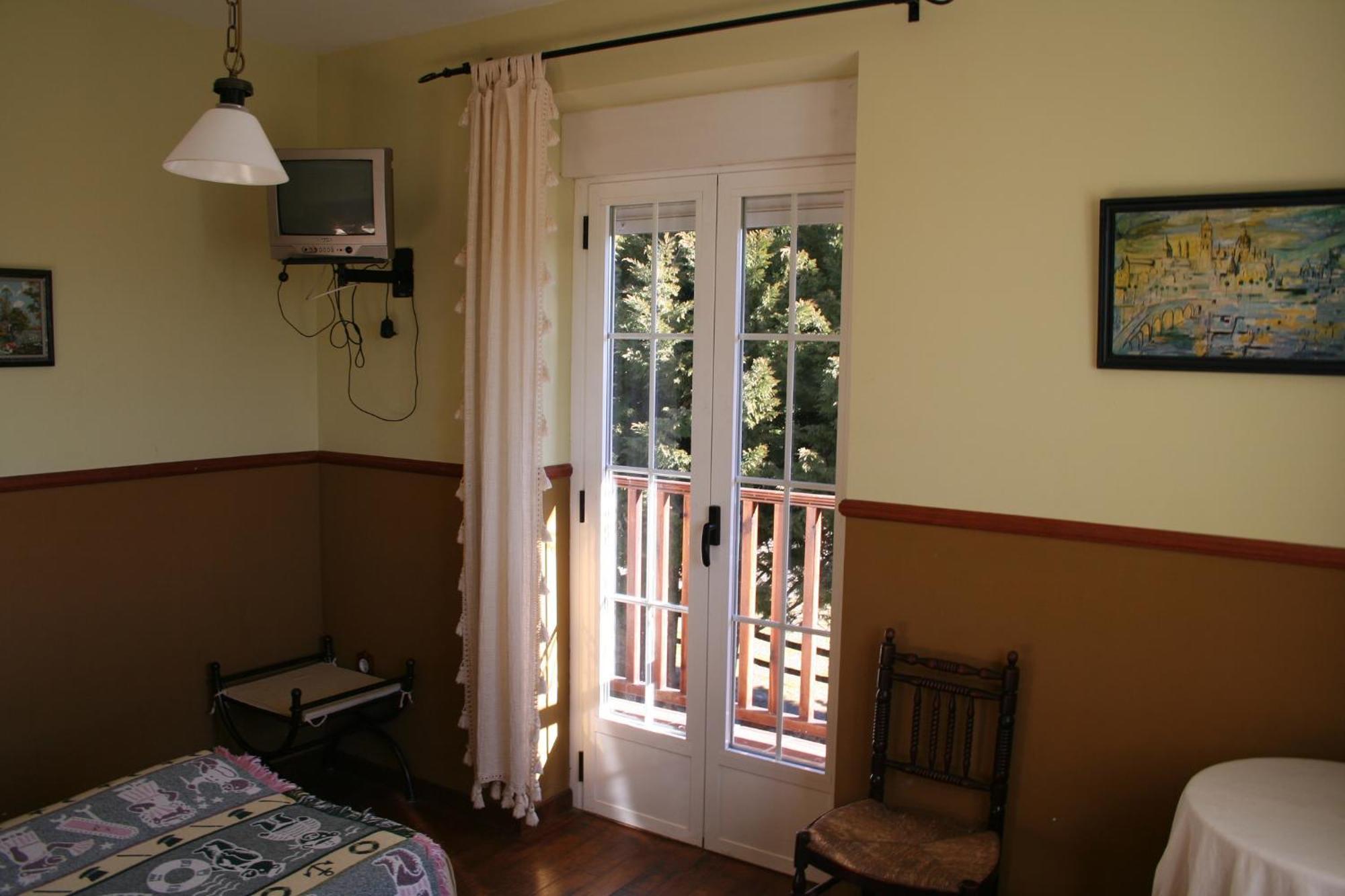 La Casona De Collado Guest House Hoyos del Collado Екстериор снимка
